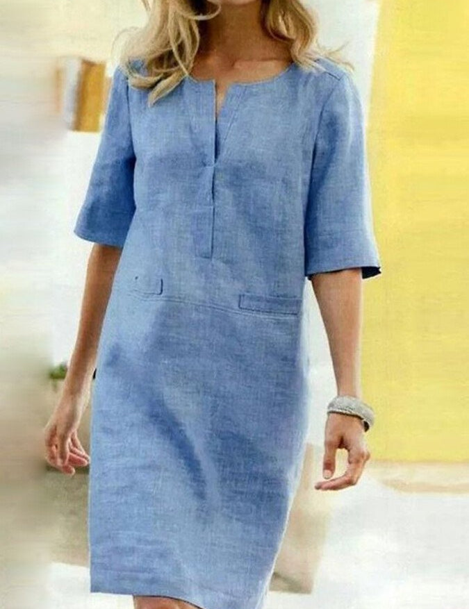 Abito estivo donna in lino azzurro, maniche corte, scollo a V, stile casual elegante. Perfetto per look estivi freschi e alla moda.
