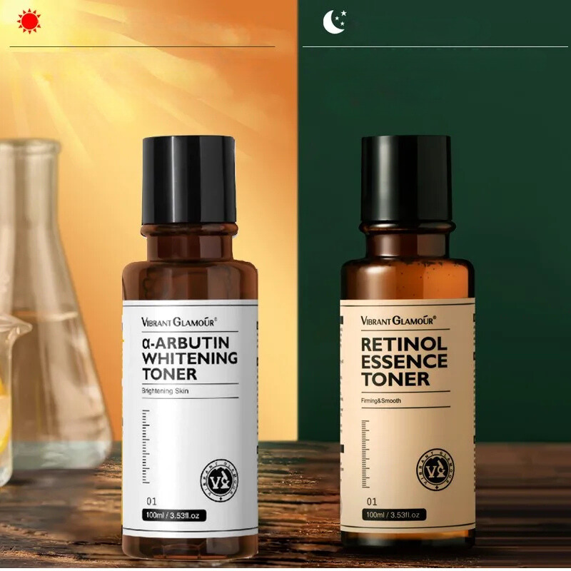 Due bottiglie di toner per il viso Vibrant Glamour, α-Arbutin Whitening e Retinol Essence, su sfondo sfumato. Prodotti per la cura della pelle, 100ml ciascuno.
