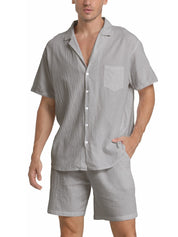 Camicia e pantaloncini uomo in lino grigio chiaro, maniche corte, tasca frontale, abbigliamento estivo casual, moda maschile elegante e confortevole.