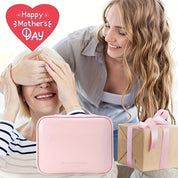 Donna sorridente copre gli occhi di un'altra donna con una borsa rosa e un regalo incartato. Testo "Happy Mother's Day" in alto.