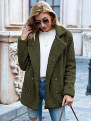 Donna con cappotto verde oliva in pile, occhiali da sole, maglia bianca e jeans strappati. Moda autunnale, stile casual chic.