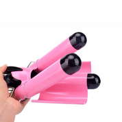Ferro arricciacapelli triplo rosa, design ergonomico, manico antiscivolo, ideale per onde morbide, styling capelli professionale a casa.