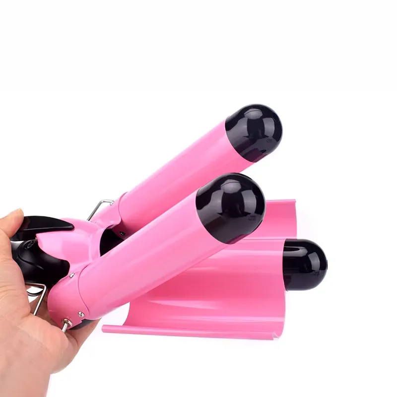 Ferro arricciacapelli triplo rosa, design ergonomico, manico antiscivolo, ideale per onde morbide, styling capelli professionale a casa.