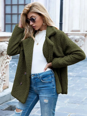 Donna con cappotto in pile verde oliva, occhiali da sole e jeans strappati. Moda autunnale, abbigliamento casual elegante per donna.
