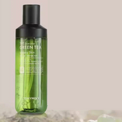 Bottiglia di tonico viso Tonymoly al tè verde, 180 ml, design elegante, idratante, per pelle vellutata, skincare coreana, sfondo beige.