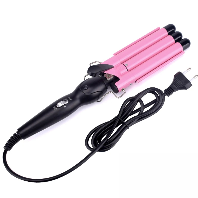 Ferro arricciacapelli triplo rosa e nero con cavo elettrico, ideale per creare onde morbide. Strumento styling capelli professionale.