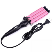 Ferro arricciacapelli triplo rosa e nero con cavo elettrico, ideale per creare onde morbide. Strumento styling capelli professionale.