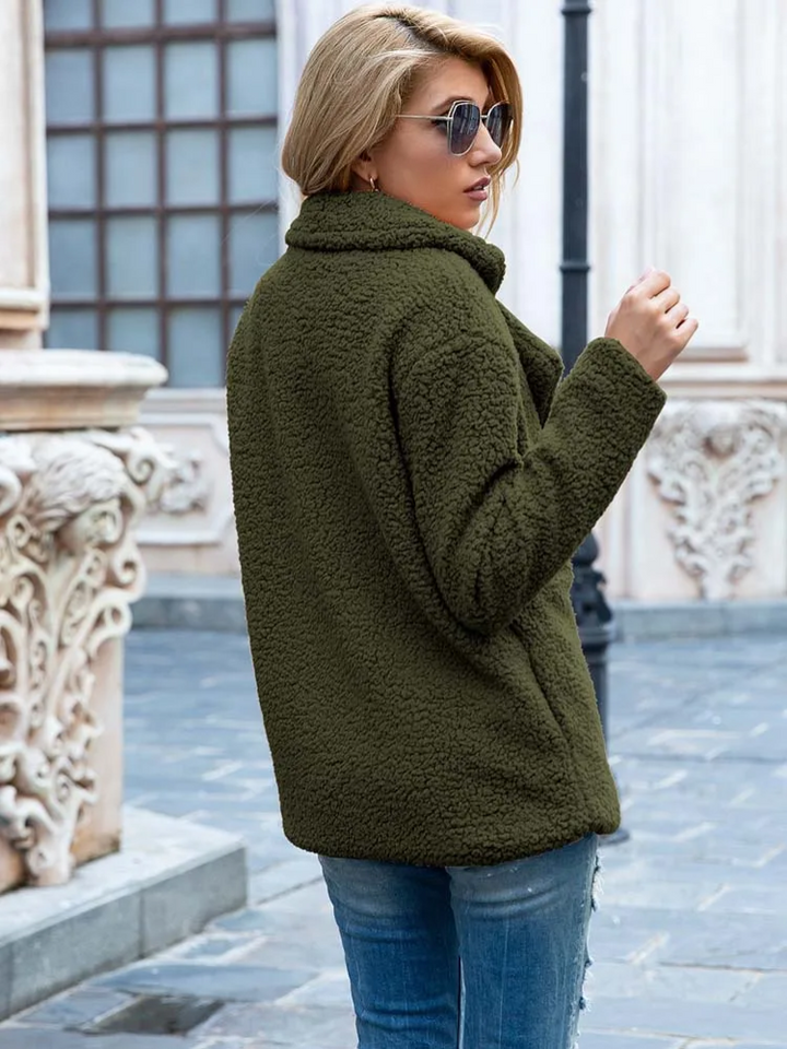 Giacca in pile verde oliva da donna, stile casual, indossata all'aperto. Design caldo e accogliente, perfetto per l'autunno e l'inverno.