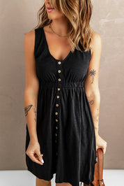 Abito nero estivo da donna con bottoni, senza maniche, scollo a V. Tatuaggi visibili su braccia. Moda casual elegante.