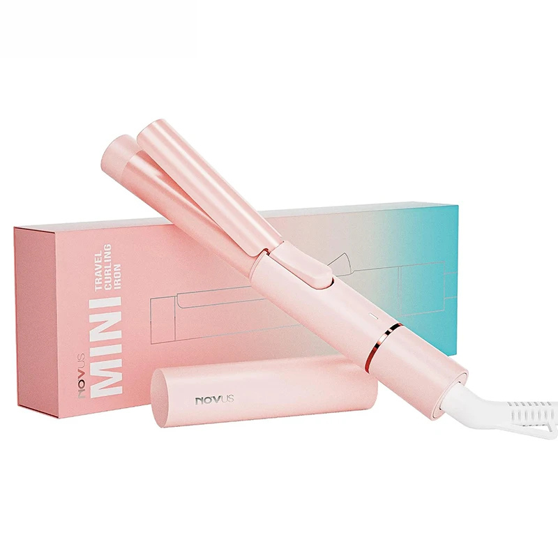 Piastra arricciacapelli rosa portatile Novus Mini, design compatto, ideale per viaggi, capelli ricci perfetti, confezione elegante.