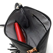 Borsa a tracolla nera aperta con interno a righe bianche e nere, tasca con zip e portafoglio rosso. Accessorio moda donna elegante e pratico.