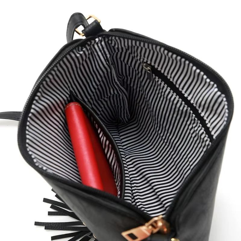 Borsa a tracolla nera aperta con interno a righe bianche e nere, tasca con zip e portafoglio rosso. Accessorio moda donna elegante e pratico.
