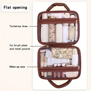 Borsa da viaggio per cosmetici aperta, con scomparti trasparenti per trucchi e accessori. Design compatto, ideale per organizzare prodotti di bellezza.