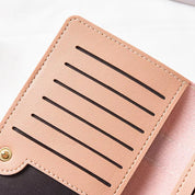 Portafoglio in pelle beige con scomparti per carte di credito, design elegante e cuciture precise. Accessorio moda donna, pratico e raffinato.