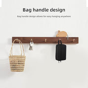 Portachiavi da parete in legno con ganci, design moderno, include borsa intrecciata, zaino nero e portachiavi. Organizzazione casa elegante.