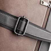 Cintura in pelle marrone con fibbia metallica, cuciture bianche a contrasto, design elegante e moderno, accessorio moda uomo di alta qualità.