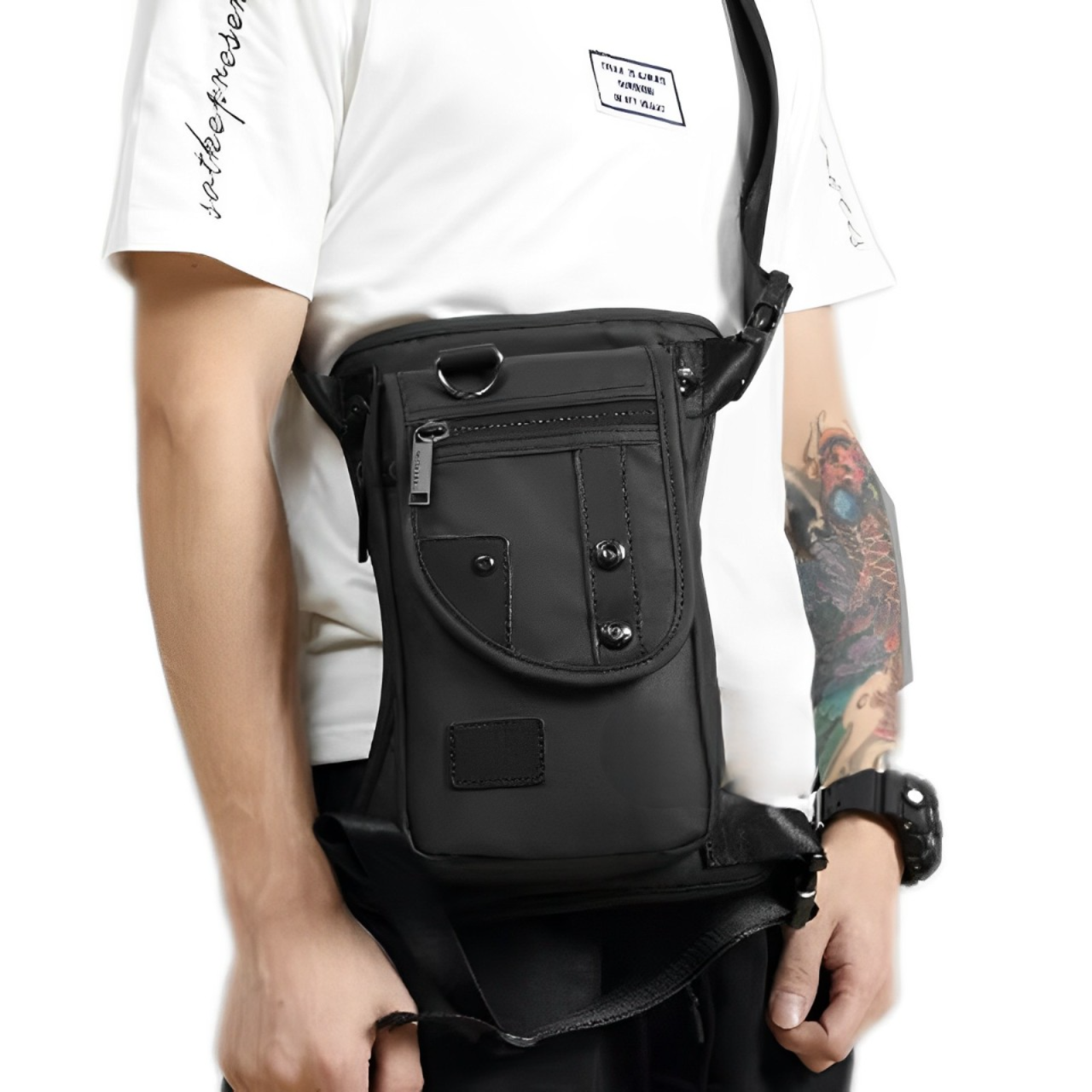 Borsa a tracolla nera da uomo, design moderno, tasche multiple, indossata su maglietta bianca. Accessorio moda pratico e versatile.