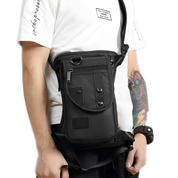 Borsa a tracolla nera da uomo, design moderno, tasche multiple, indossata su maglietta bianca. Accessorio moda pratico e versatile.