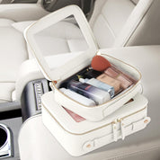 Astuccio trucco bianco in pelle con specchio, contenente cosmetici vari, posizionato su sedile auto. Organizzatore viaggio elegante e pratico.