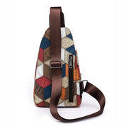 Zaino a tracolla multicolore con motivo geometrico, cerniera frontale e tracolla regolabile marrone. Design moderno e pratico per uso quotidiano.