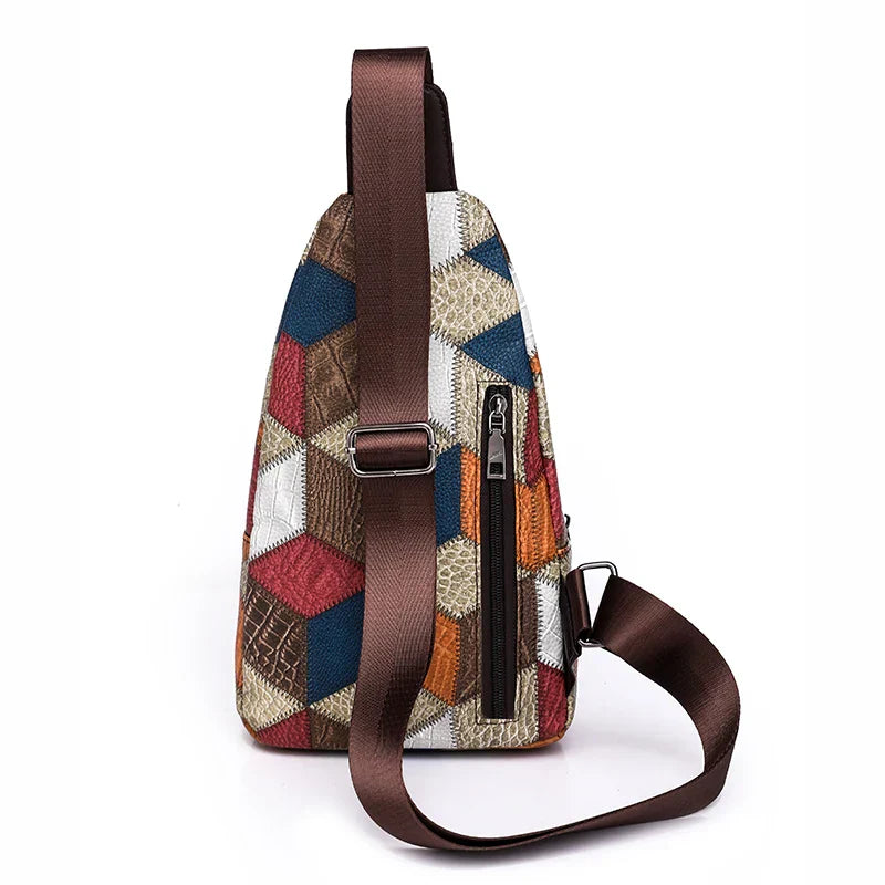 Zaino a tracolla multicolore con motivo geometrico, cerniera frontale e tracolla regolabile marrone. Design moderno e pratico per uso quotidiano.