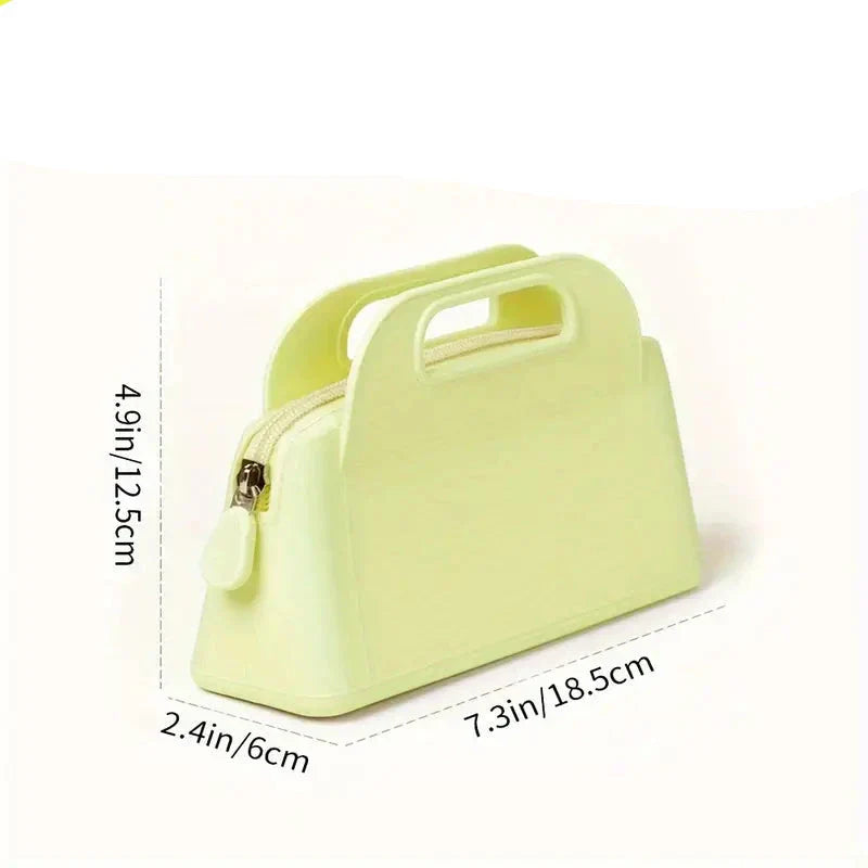 Borsetta gialla in silicone, dimensioni 18,5x6x12,5 cm, con chiusura a zip. Design moderno, ideale per accessori moda e uso quotidiano.
