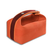 Borsa portaoggetti arancione in tessuto con manico marrone, design compatto e moderno, ideale per organizzare accessori e piccoli oggetti.