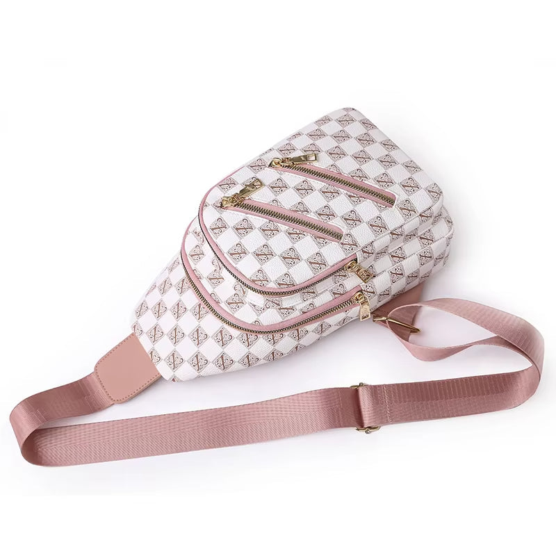 Marsupio a tracolla bianco con motivo geometrico, cerniere dorate e cinturino rosa regolabile. Accessorio moda donna elegante e pratico.