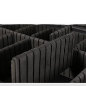 Contenitore organizer in schiuma nera con divisori regolabili, ideale per protezione e trasporto sicuro di attrezzature delicate.