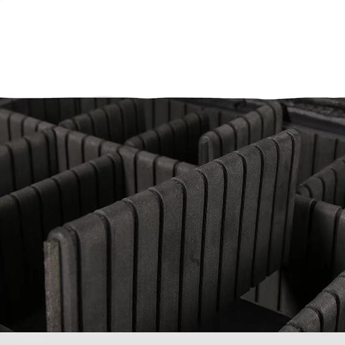 Contenitore organizer in schiuma nera con divisori regolabili, ideale per protezione e trasporto sicuro di attrezzature delicate.
