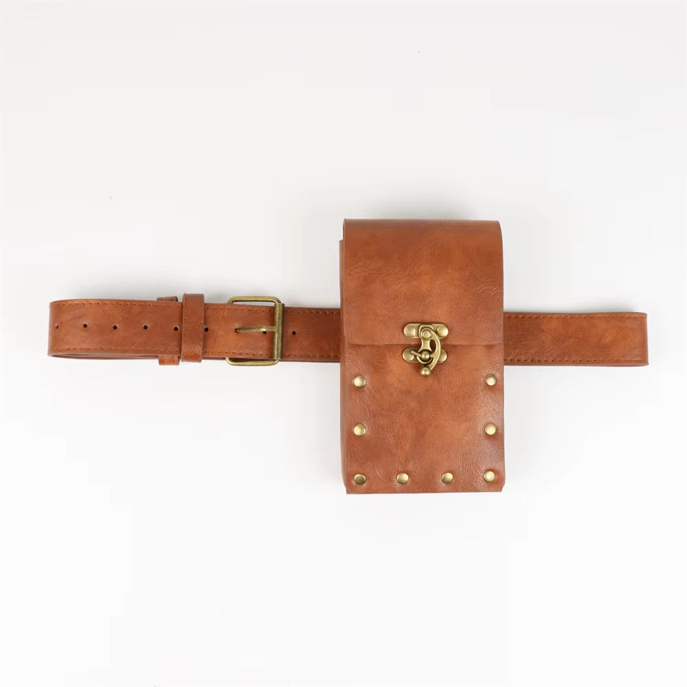 Cintura in pelle marrone con borsa, fibbia in metallo dorato e rivetti decorativi. Accessorio moda vintage, stile steampunk, unisex.