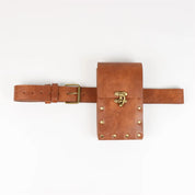 Cintura in pelle marrone con borsa, fibbia in metallo dorato e rivetti decorativi. Accessorio moda vintage, stile steampunk, unisex.