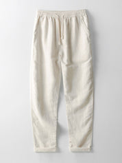 Pantaloni jogger bianchi in cotone, elastico in vita con coulisse, tasche laterali, design casual e comodo, ideale per abbigliamento quotidiano.