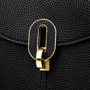 Borsa in pelle nera con texture, chiusura dorata elegante. Accessorio moda donna, design moderno, alta qualità. Perfetta per ogni occasione.