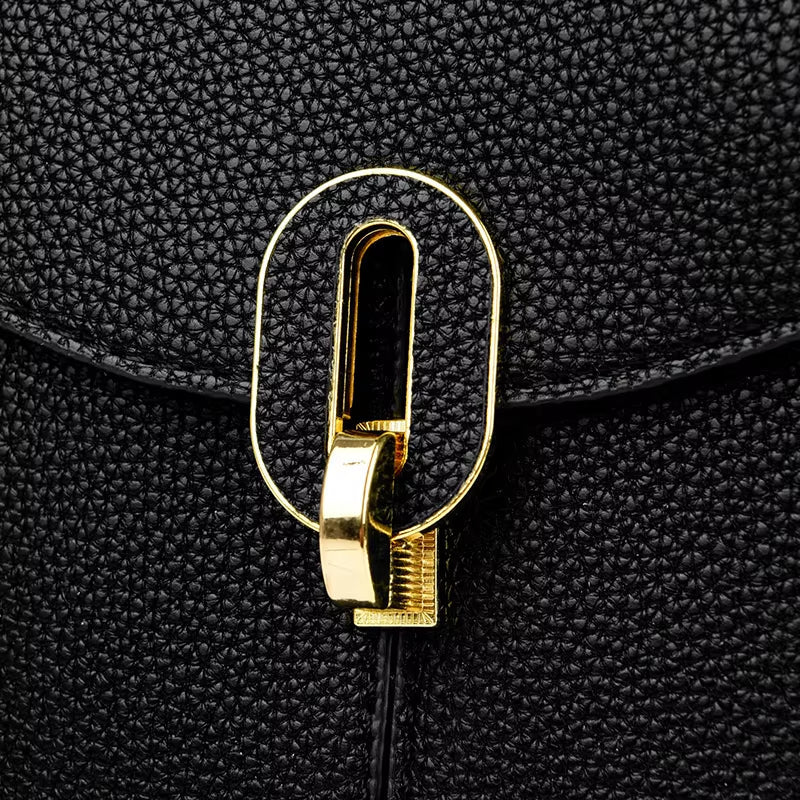 Borsa in pelle nera con texture, chiusura dorata elegante. Accessorio moda donna, design moderno, alta qualità. Perfetta per ogni occasione.