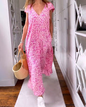 Abito lungo rosa leopardato, donna in movimento, borsa di paglia, corridoio moderno, pavimento in legno, moda estiva casual, tendenza 2023.