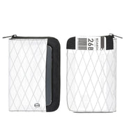 Portafoglio bianco con motivo a rombi, tasca per smartphone e zip. Design moderno, compatto, ideale per viaggi e uso quotidiano.