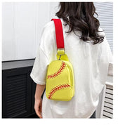 Zaino a tracolla giallo con cuciture rosse stile baseball, indossato da una persona con maglietta bianca. Accessorio moda sportivo e casual.