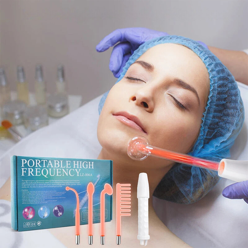 Donna riceve trattamento viso con dispositivo alta frequenza portatile; estetista con guanti e cuffia; kit accessori visibili.