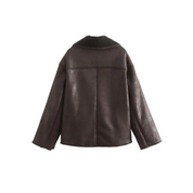 Giacca in pelle marrone scuro con fodera in shearling, design classico, maniche lunghe, ideale per moda invernale uomo, stile casual elegante.