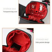 Borsa portaoggetti nera con interno rosso, tasca trasparente e design a tasca laterale. Ideale per organizzare accessori e cosmetici.
