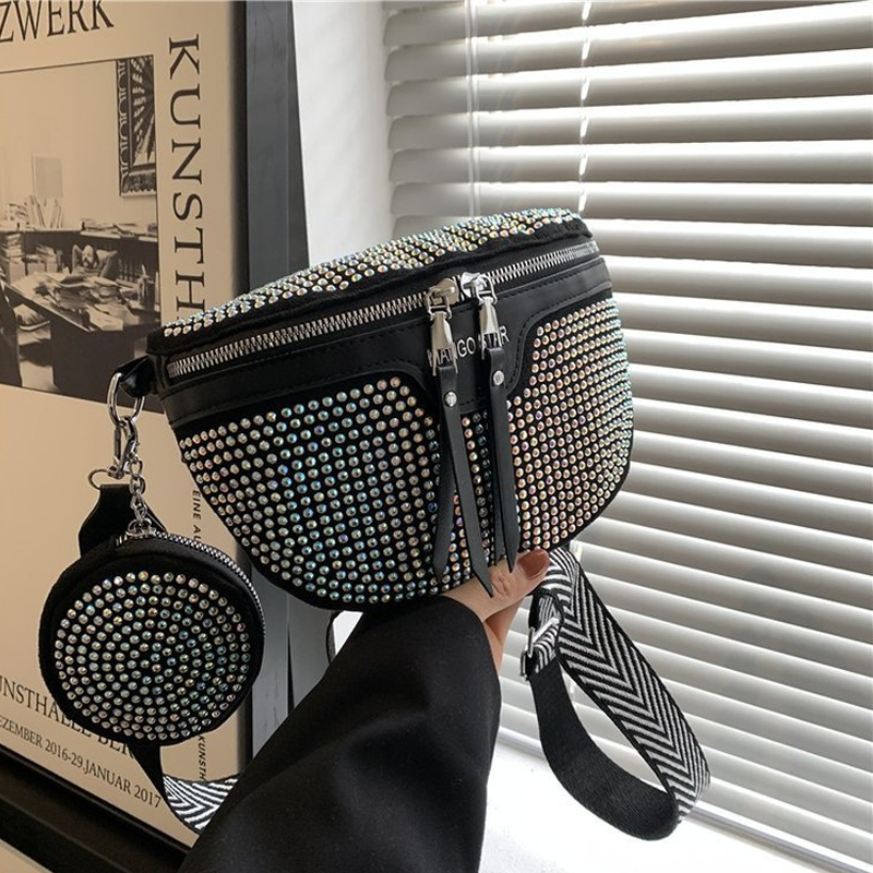 Marsupio nero con borchie scintillanti e portamonete abbinato, design moderno, cerniere doppie, ideale per moda urbana e accessori trendy.