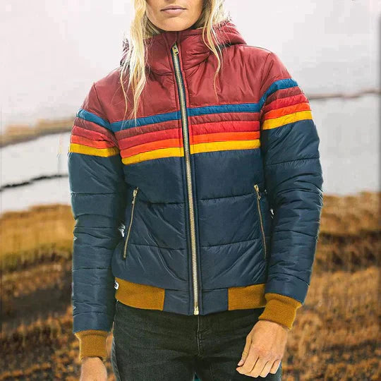 Giacca invernale donna, imbottita, multicolore con strisce rosse, blu e gialle, cappuccio, chiusura zip, stile casual, perfetta per il freddo.