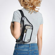 Donna con borsa trasparente a tracolla, contenente smartphone e accessori. Moda pratica, borsa PVC, ideale per eventi e viaggi.