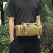 Marsupio tattico beige indossato da una persona, con tasche multiple e cerniere, ideale per escursioni e attività all'aperto.