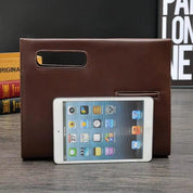 Custodia in pelle marrone per tablet con supporto integrato, design elegante, compatibile con iPad Mini, ideale per protezione e stile.