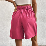 Shorts donna rosa, vita alta, elastico arricciato, tessuto leggero, moda estiva casual, abbigliamento femminile trendy, comfort quotidiano.