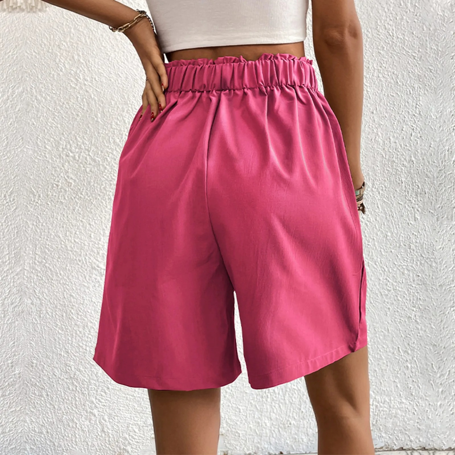 Shorts donna rosa, vita alta, elastico arricciato, tessuto leggero, moda estiva casual, abbigliamento femminile trendy, comfort quotidiano.
