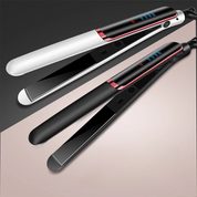 Piastra per capelli professionale, display digitale, design elegante nero e bianco, tecnologia ceramica, riscaldamento rapido, styling liscio.