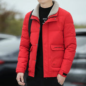 Giacca invernale uomo rossa imbottita, colletto in pelliccia sintetica, chiusura a zip, tasche frontali. Stile casual, ideale per climi freddi.